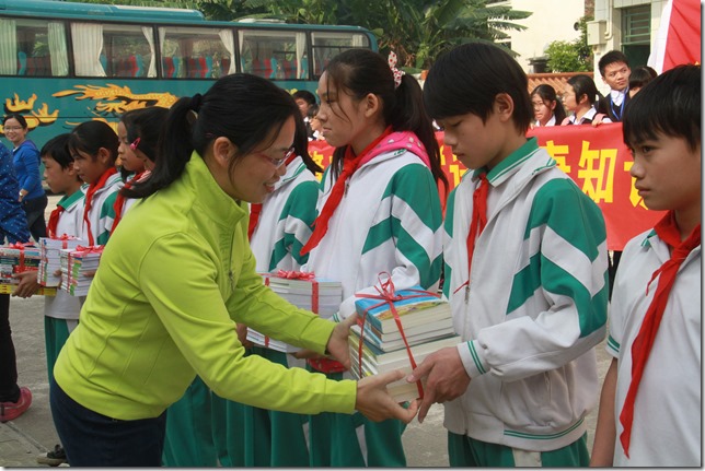 李小兰处长向小学生捐赠书籍