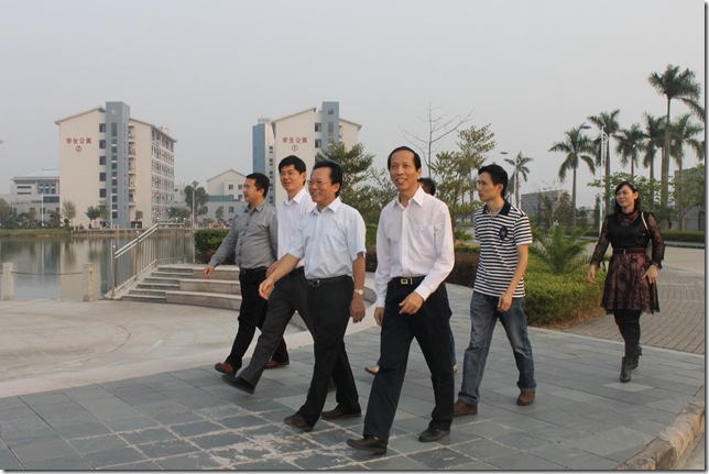 6、督导组副组长黄俊强（右二）在党委孔德扬书记（右一）、陈彤副书记（左二）的陪同下到鼎湖校区检查指导工作