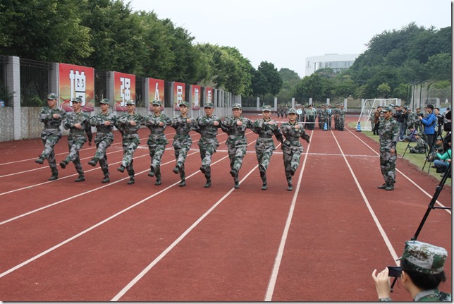 3 我校参赛队进行队列项目比赛