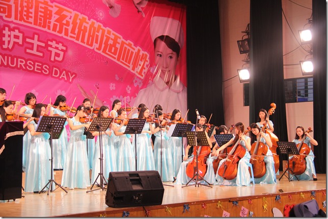 3肇庆医专管弦乐队在演出