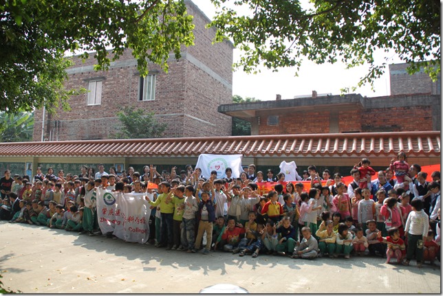 全体师生代表与小学生们合影
