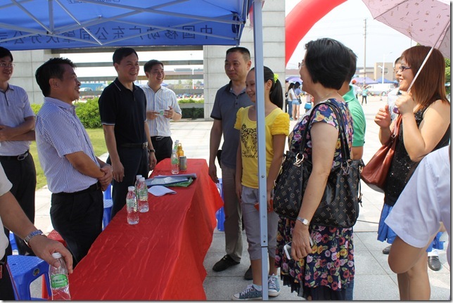 8、李力强校长（左二）与张少华副校长（左三）在咨询点现场为学生及学生家长作答疑
