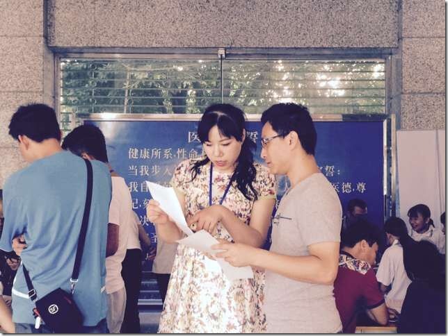 工作人员耐心解答家长咨询的问题