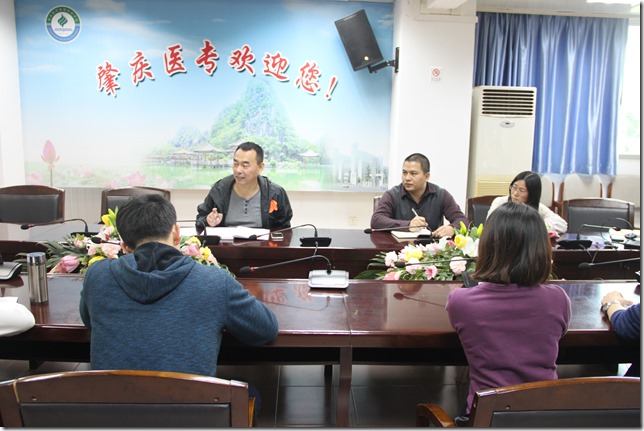 李庆奇副校长在会上讲话，指导就业工作