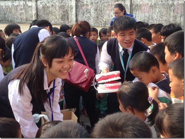 学生代表向小学生展示模型